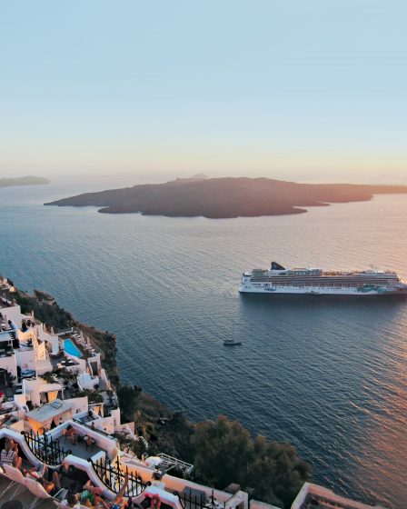 NCL Jade în Santorini