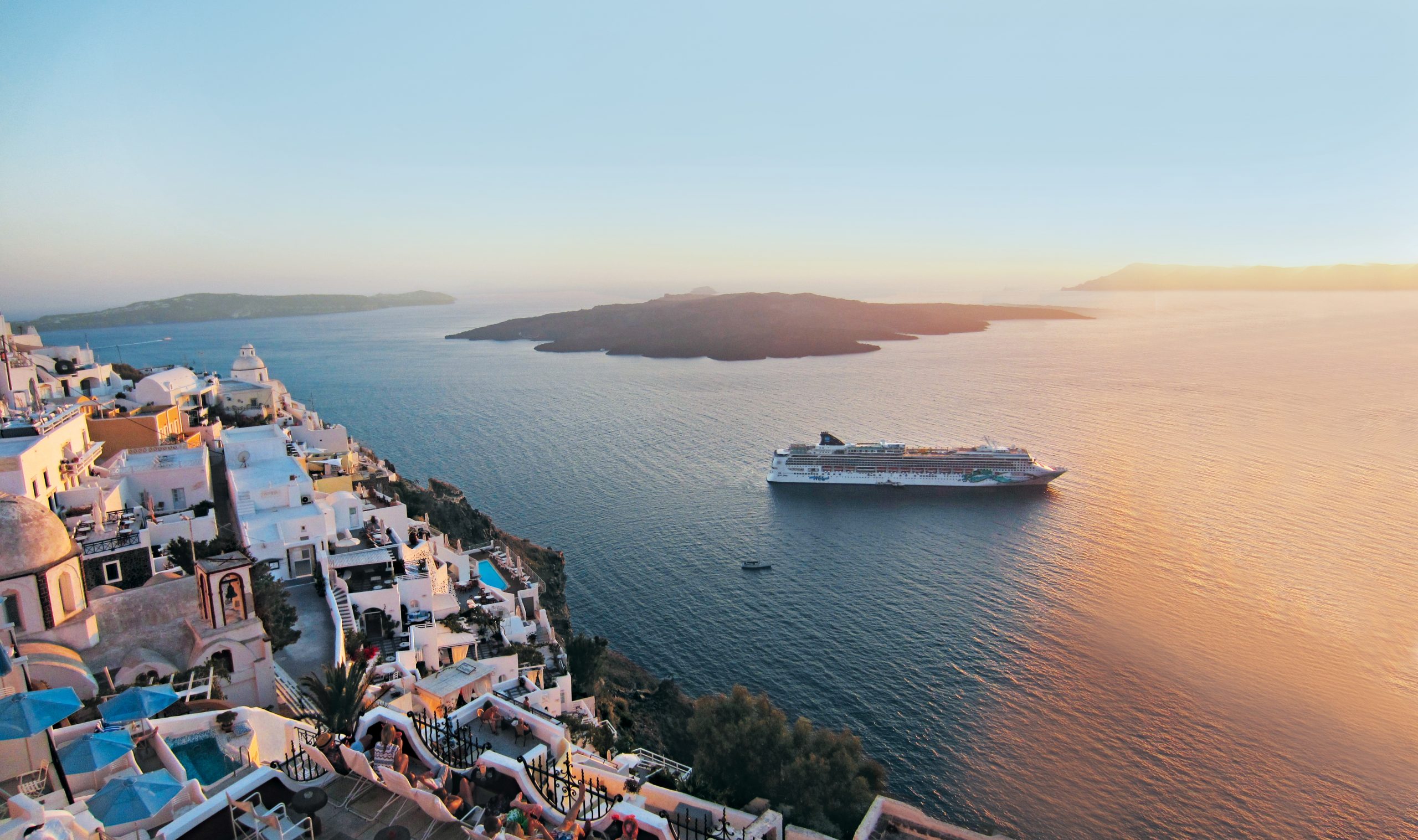 NCL Jade în Santorini